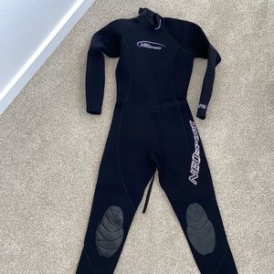 NEOsport size 4 women’s full-body wetsuit